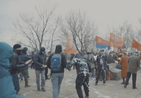 В центре Киева неонацисты «Азова» напали на митинг пенсионеров В центре Киева неонацисты «Азова» напали на митинг пенсионеров