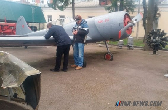 В Ровно пьяный боец "АТО" залез в музейный самолет и угрожал всех расстрелять В Ровно пьяный боец "АТО" залез в музейный самолет и угрожал всех расстрелять