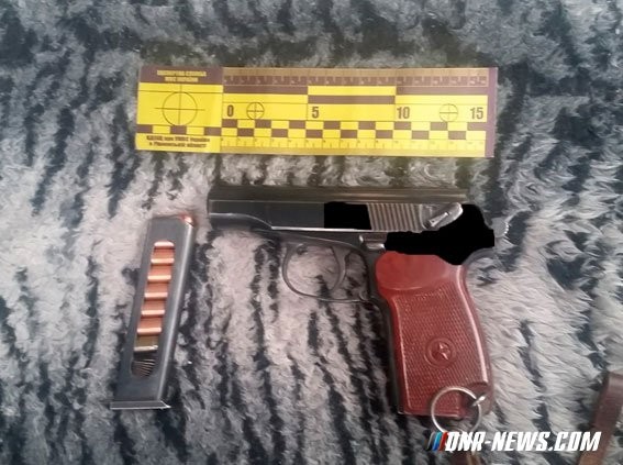 В Ровно пьяный боец "АТО" залез в музейный самолет и угрожал всех расстрелять В Ровно пьяный боец "АТО" залез в музейный самолет и угрожал всех расстрелять