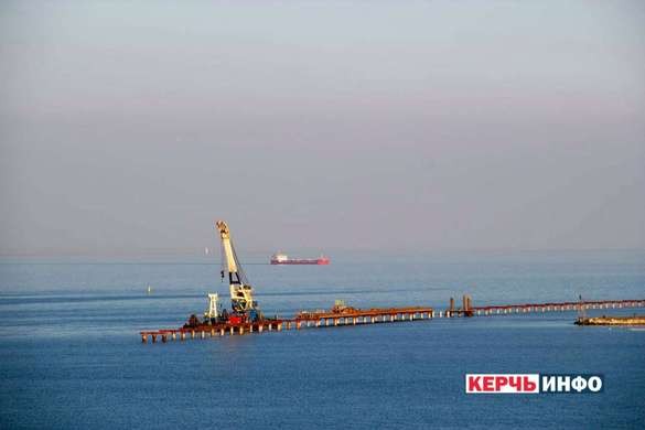 «Зато он украинских цветов!»: кран, изготовленный для сооружения мостов в Запорожье, сейчас строит Керченский мост «Зато он украинских цветов!»: кран, изготовленный для сооружения мостов в Запорожье, сейчас строит Керченский мост