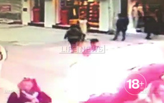 Момент самоподрыва террориста в центре Стамбула — видео Момент самоподрыва террориста в центре Стамбула — видео