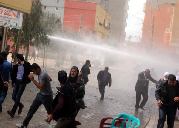 Полиция Турции разогнала водомётами и слезоточивым газом празднование курдского Нового года