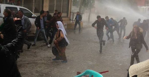 Полиция Турции разогнала водомётами и слезоточивым газом празднование курдского Нового года