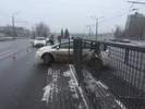 В Харькове автомобиль патрульных снес забор В Харькове автомобиль патрульных снес забор