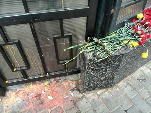 Украинские радикалы в Одессе закидали российское посольство яйцами Украинские радикалы в Одессе закидали российское посольство яйцами