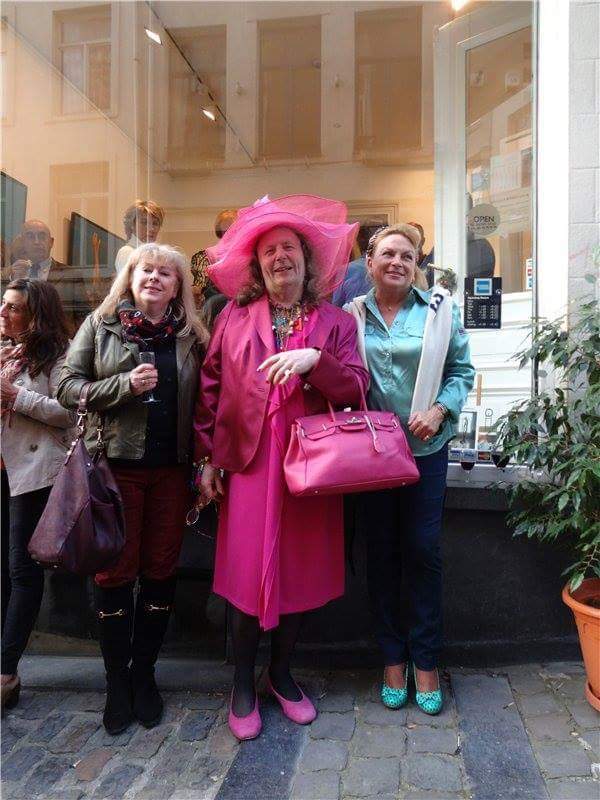 Мы с Аланом в бутиках женской одежды постоянно сталкиваемся, но делаем вид, что друг друга не знаем Мы с Аланом в бутиках женской одежды постоянно сталкиваемся, но делаем вид, что друг друга не знаем