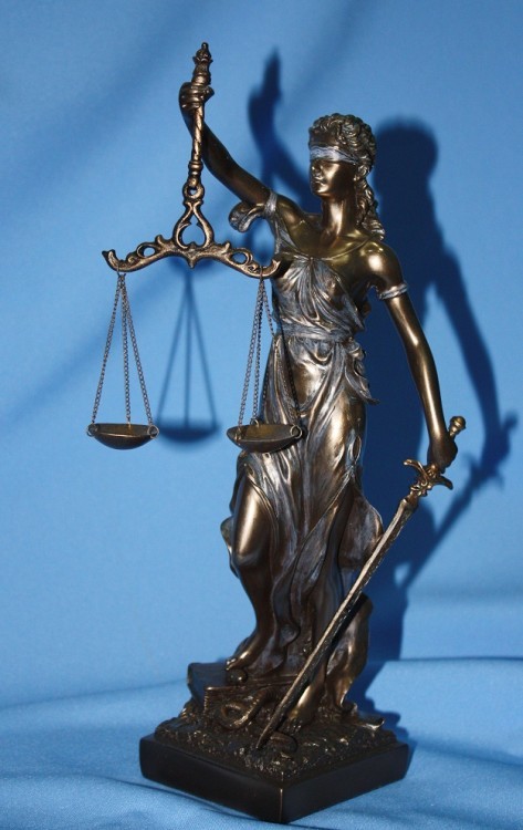 Дремлет украинская Фемида Дремлет украинская Фемида