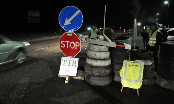 На Украине предложили услугу платного сопровождения грузовиков из РФ На Украине предложили услугу платного сопровождения грузовиков из РФ