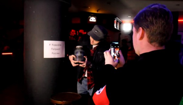 Наци-шабаш в Киеве: «Вырывание сердца зеленого человечка» и «голова Кадырова» в банке (ФОТО, ВИДЕО) Наци-шабаш в Киеве: «Вырывание сердца зеленого человечка» и «голова Кадырова» в банке (ФОТО, ВИДЕО)