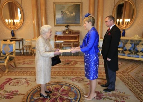 Село и люди! Сеть «порвало» фото посла Украины на приёме английской королевы