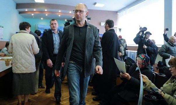 В Киеве Яценюка не признают без удостоверения личности 