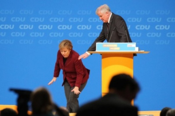 Меркель – на пенсию: Рейтинг партии канцлера катится вниз. Правые набирают под 20 % Меркель – на пенсию: Рейтинг партии канцлера катится вниз. Правые набирают под 20 %