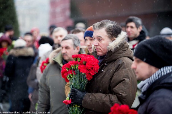 Новости либерального ТВ и две гвоздики товарищу Сталину Новости либерального ТВ и две гвоздики товарищу Сталину