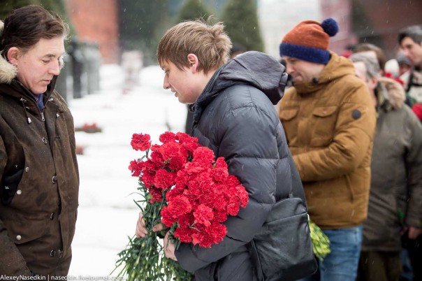 Новости либерального ТВ и две гвоздики товарищу Сталину Новости либерального ТВ и две гвоздики товарищу Сталину