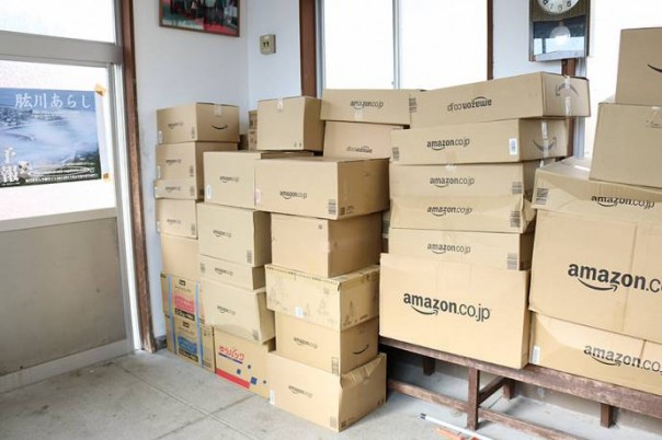 Японский кошачий остров завалили коробками с кормом Японский кошачий остров завалили коробками с кормом