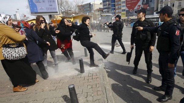 Турецкая полиция разогнала резиновыми пулями демонстрацию женщин в преддверии 8 марта в Стамбуле Турецкая полиция разогнала резиновыми пулями демонстрацию женщин в преддверии 8 марта в Стамбуле