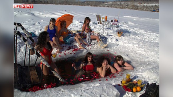 Сибирячки отметили Международный женский день у проруби Сибирячки отметили Международный женский день у проруби