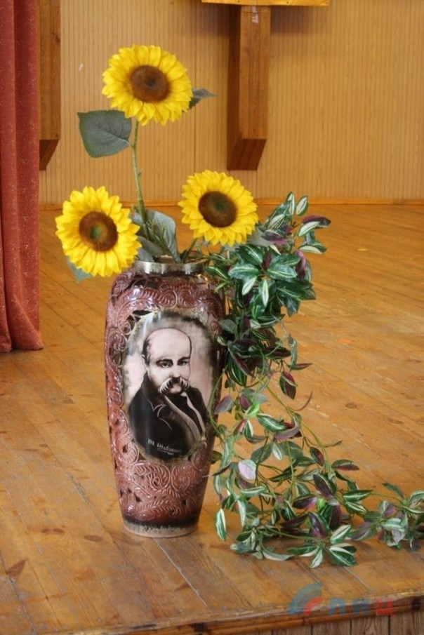 Разрыв шаблона: в ЛНР день рождения Тараса Шевченко отметили праздничным концертом и вышиванками Разрыв шаблона: в ЛНР день рождения Тараса Шевченко отметили праздничным концертом и вышиванками