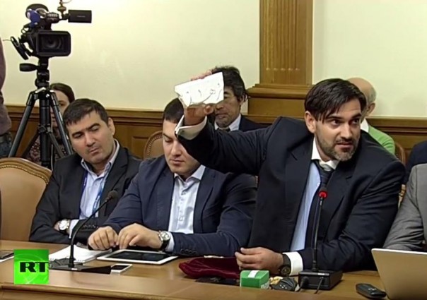 Болгарский журналист на брифинге Захаровой продемонстрировал фрагмент разрушенной церкви в Сирии 