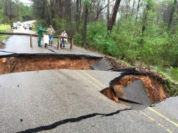 Рекордные осадки привели к наводнению в семи американских штатах Рекордные осадки привели к наводнению в семи американских штатах