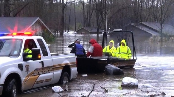 Рекордные осадки привели к наводнению в семи американских штатах Рекордные осадки привели к наводнению в семи американских штатах