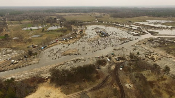 «Тут реально жесть»: в Сети появились снимки «лунных пейзажей» нелегальных янтарных карьеров на Волыни