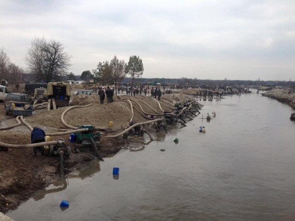 «Тут реально жесть»: в Сети появились снимки «лунных пейзажей» нелегальных янтарных карьеров на Волыни