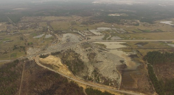 «Тут реально жесть»: в Сети появились снимки «лунных пейзажей» нелегальных янтарных карьеров на Волыни