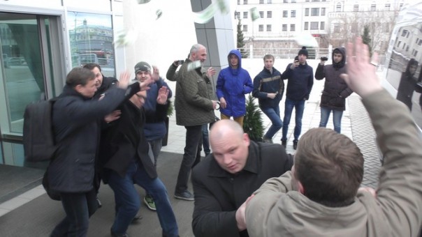 Касьянов получил в лицо пачкой долларов