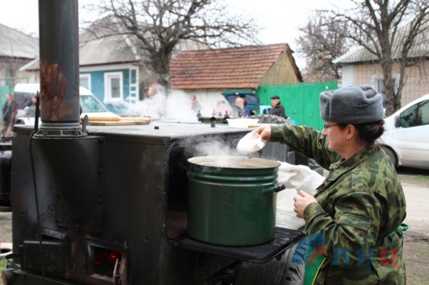 Народная милиция ЛНР организовала масленичные гуляния в прифронтовом поселке Красный Яр Народная милиция ЛНР организовала масленичные гуляния в прифронтовом поселке Красный Яр