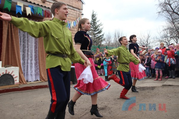 Народная милиция ЛНР организовала масленичные гуляния в прифронтовом поселке Красный Яр Народная милиция ЛНР организовала масленичные гуляния в прифронтовом поселке Красный Яр