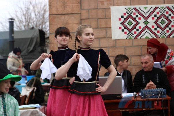 Народная милиция ЛНР организовала масленичные гуляния в прифронтовом поселке Красный Яр Народная милиция ЛНР организовала масленичные гуляния в прифронтовом поселке Красный Яр