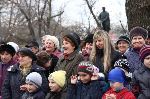 Народная милиция ЛНР организовала масленичные гуляния в прифронтовом поселке Красный Яр Народная милиция ЛНР организовала масленичные гуляния в прифронтовом поселке Красный Яр