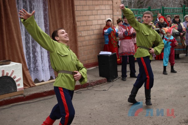 Народная милиция ЛНР организовала масленичные гуляния в прифронтовом поселке Красный Яр Народная милиция ЛНР организовала масленичные гуляния в прифронтовом поселке Красный Яр