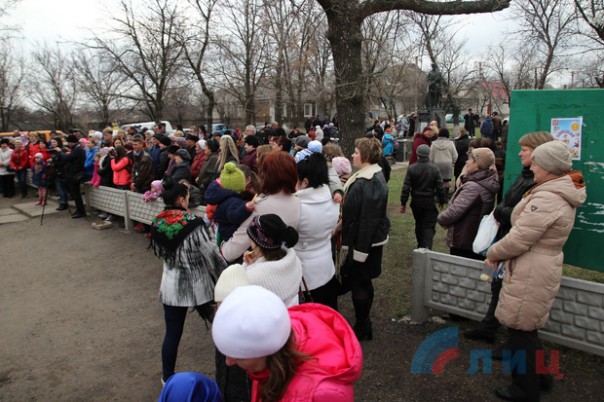 Народная милиция ЛНР организовала масленичные гуляния в прифронтовом поселке Красный Яр Народная милиция ЛНР организовала масленичные гуляния в прифронтовом поселке Красный Яр