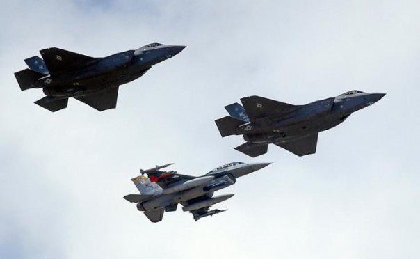 F-16 вместо F-35: истребители США сорвались в штопор