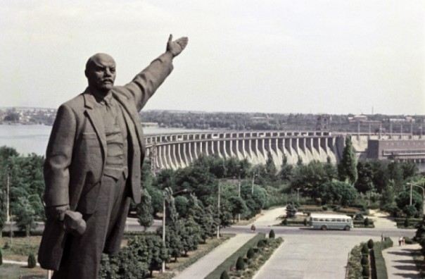 Режим сносит в Запорожье сталевара, строителя, колхозницу, ученого и последнего большого Ленина на Украине Режим сносит в Запорожье сталевара, строителя, колхозницу, ученого и последнего большого Ленина на Украине