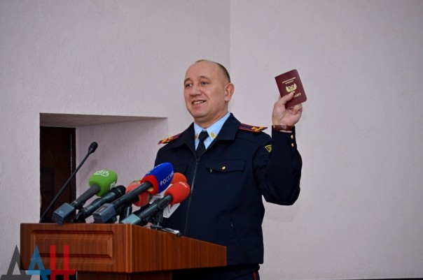 В Донецке началась выдача паспортов республиканского образца, первый документ получил Глава ДНР