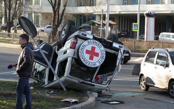 Машина «Международного Красного Креста» попала в ДТП в Донецке Машина «Международного Красного Креста» попала в ДТП в Донецке