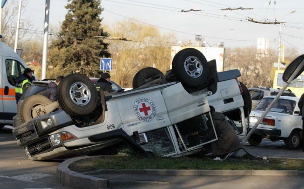 Машина «Международного Красного Креста» попала в ДТП в Донецке Машина «Международного Красного Креста» попала в ДТП в Донецке