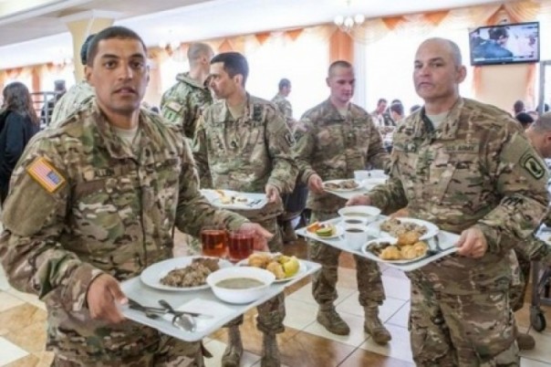 Знай свое место, холоп! Американские инструкторы не желают обедать вместе с украинцами Знай свое место, холоп! Американские инструкторы не желают обедать вместе с украинцами