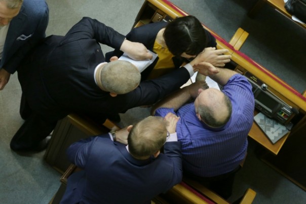 Потасовка в Раде: депутат Черновол расцарапала лицо коллеге Потасовка в Раде: депутат Черновол расцарапала лицо коллеге