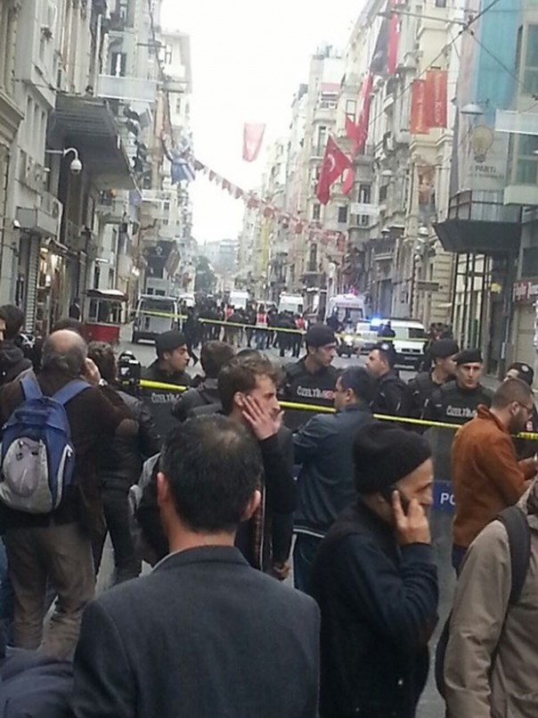 На оживленной пешеходной улице в центре Стамбула прогремел взрыв На оживленной пешеходной улице в центре Стамбула прогремел взрыв