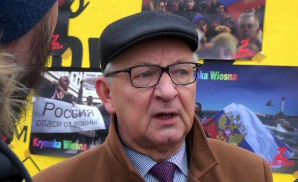 Поляки устроили в центре Варшавы акцию в честь воссоединения Крыма с Россией Поляки устроили в центре Варшавы акцию в честь воссоединения Крыма с Россией