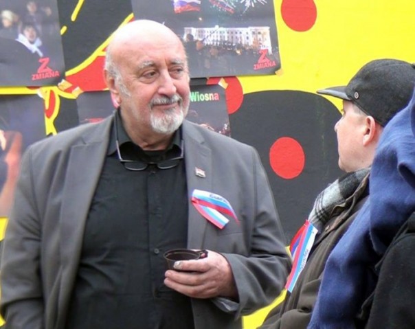 Поляки устроили в центре Варшавы акцию в честь воссоединения Крыма с Россией Поляки устроили в центре Варшавы акцию в честь воссоединения Крыма с Россией