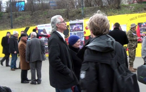 Поляки устроили в центре Варшавы акцию в честь воссоединения Крыма с Россией Поляки устроили в центре Варшавы акцию в честь воссоединения Крыма с Россией
