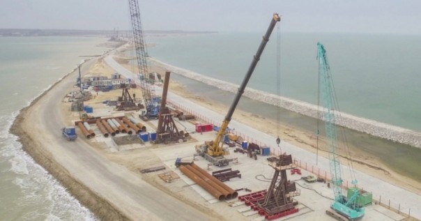 На строительстве Керченского моста работают бывшие участники "АТО" На строительстве Керченского моста работают бывшие участники "АТО"