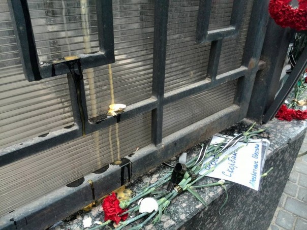 Украинские радикалы в Одессе закидали российское посольство яйцами Украинские радикалы в Одессе закидали российское посольство яйцами