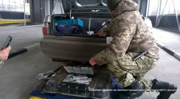 Украинец пытался провезти в РФ 500 миллионов рублей в бензобаке авто