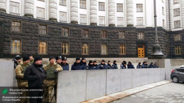 Чернобыльцы прошли маршем по Киеву под красными знаменами, разогнав правосеков Чернобыльцы прошли маршем по Киеву под красными знаменами, разогнав правосеков